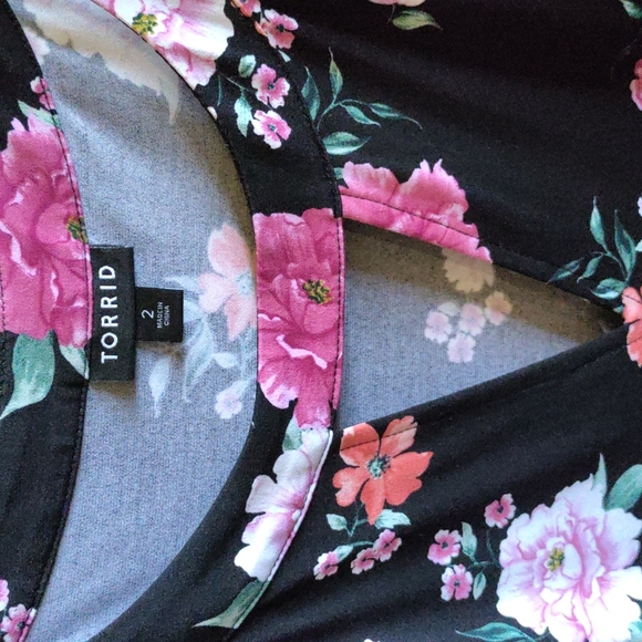 Plus size top - Picture 2 of 3